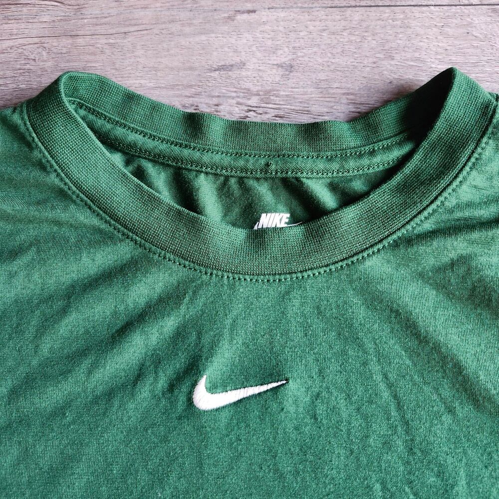 (M) Nike cropped tee shirt - Picture 2 of 4